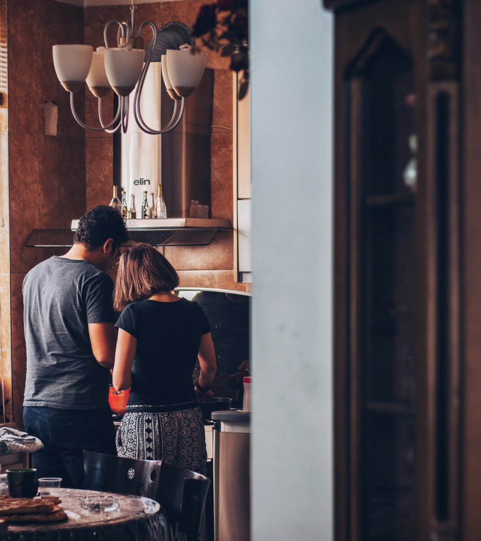 Couple à la maison dans une cuisine